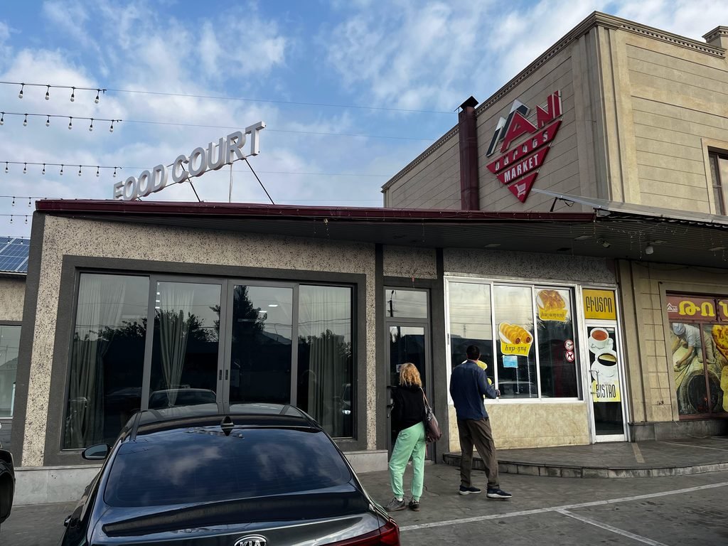 Небольшой фудкорт, где продают свежие пирожки