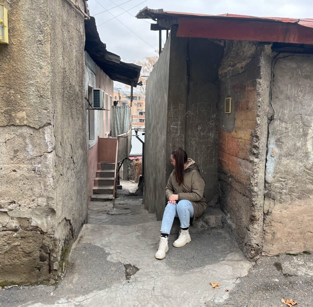 Узкая улица со старыми домами в историческом районе Конд в Ереване