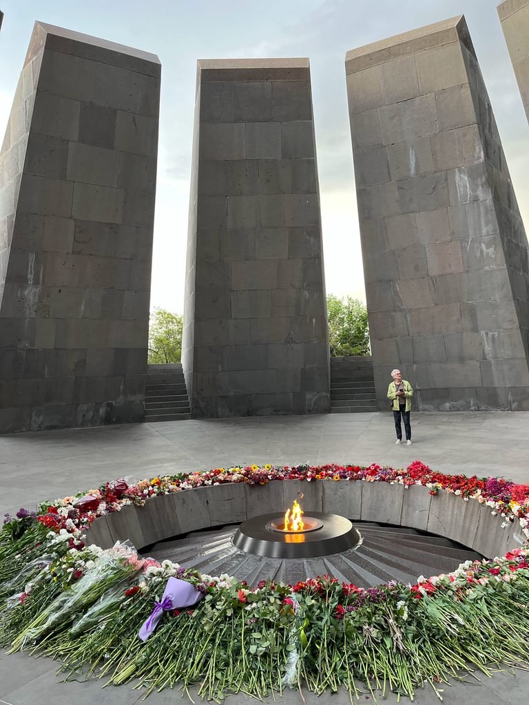 Мемориал Цицернакаберд с вечным огнём и базальтовыми плитами